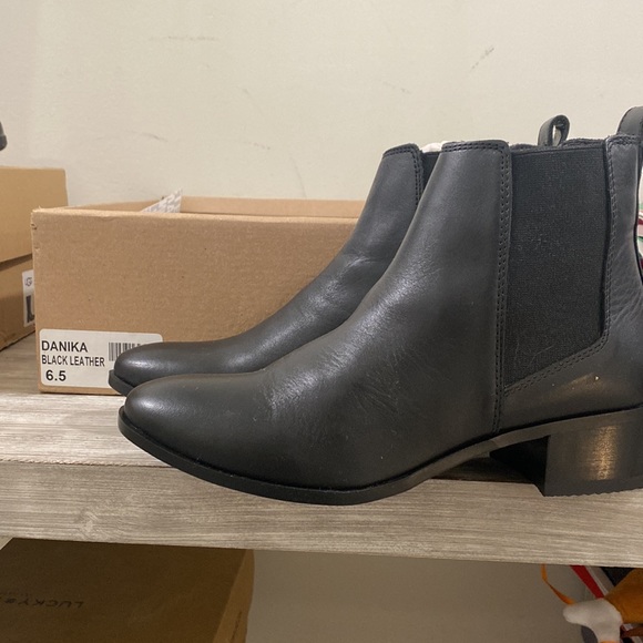Brand new Steven madden Danika Black Leather booties. Size 6.5 - Picture 2 of 4